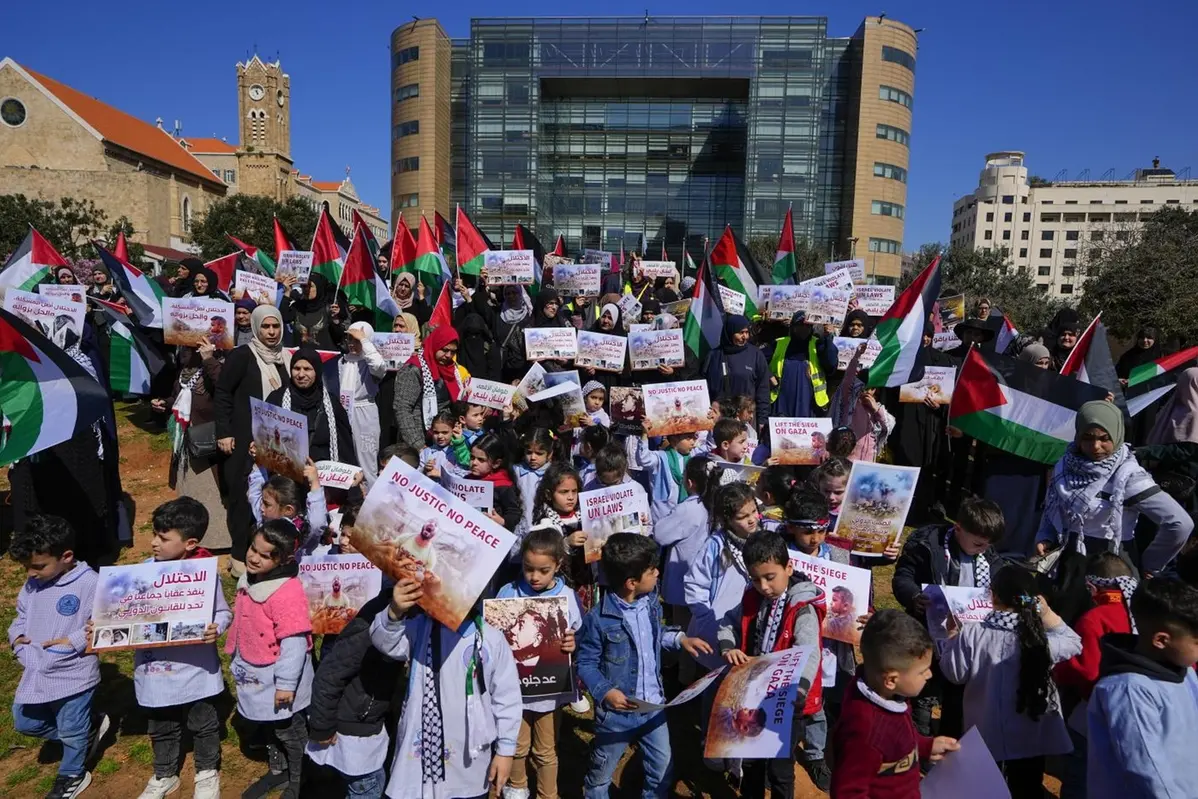 Bambini palestinesi manifestano a Beirut in supporto al cessate il fuoco