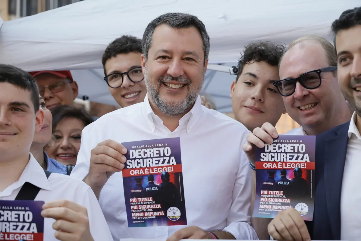 Matteo Salvini incontra i militanti della lega presso il banchetto sul decreto sicurezza a Largo Argentina, Roma - Sabato 21 Giugno 2025 (foto di Cecilia Fabiano/LaPresse) , LAPRESSE