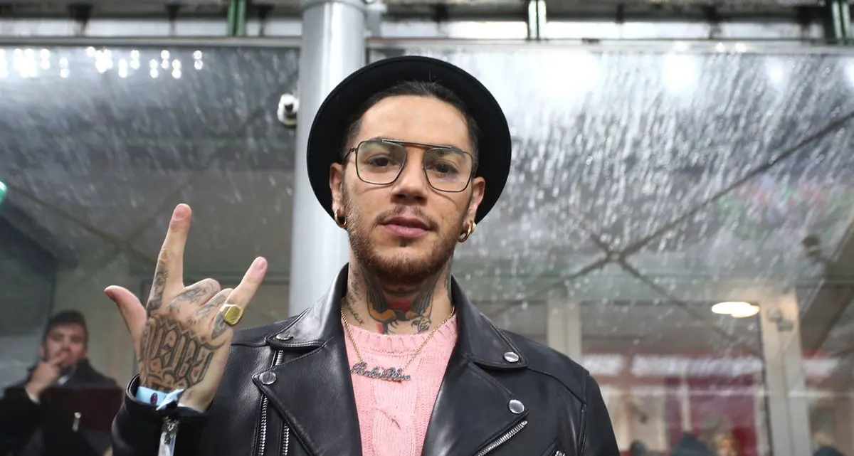 Emis Killa rinuncia a Sanremo dopo l’indagine della Dda di Milano. L’artista: «Faccio un passo indietro»