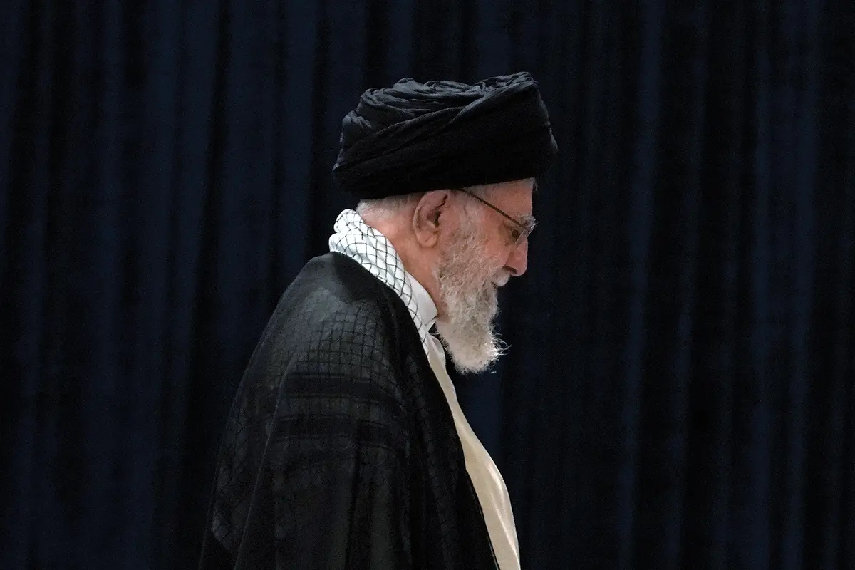 Iranian Supreme Leader Ayatollah Ali Khamenei leaves after casting his vote during the presidential election in Tehran, Iran, Friday, June 28, 2024. Iranians voted Friday in a snap election to replace the late hard-line President Ebrahim Raisi, with the race\\'s sole reformist candidate vowing to seek \"friendly relations\" with the West in an effort to boost his campaign. (AP Photo/Vahid Salemi) Associated Press/LaPresse , AP