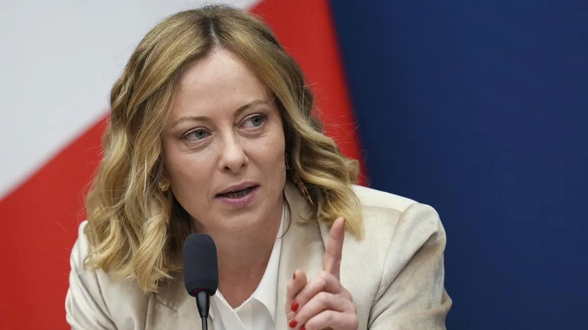 Caso Almasri, Meloni: «Difenderò l’Italia senza esitazioni». Opposizioni all’attacco della premier