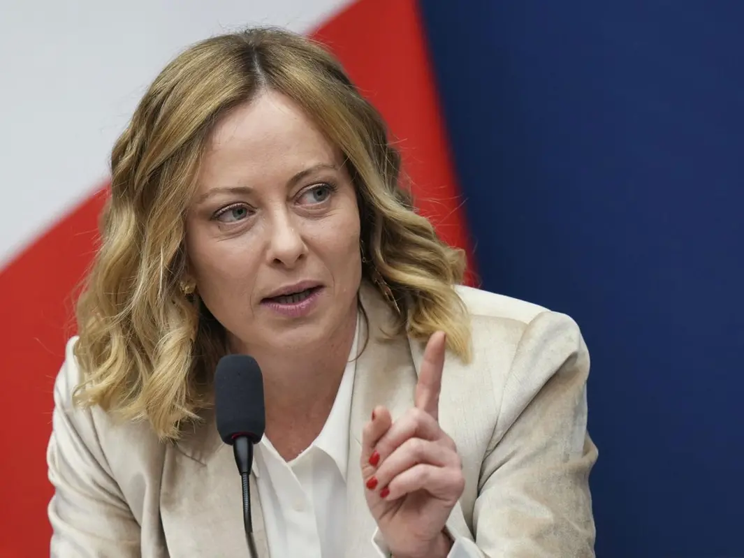 Caso Almasri, Meloni: «Difenderò l’Italia senza esitazioni». Opposizioni all’attacco della premier