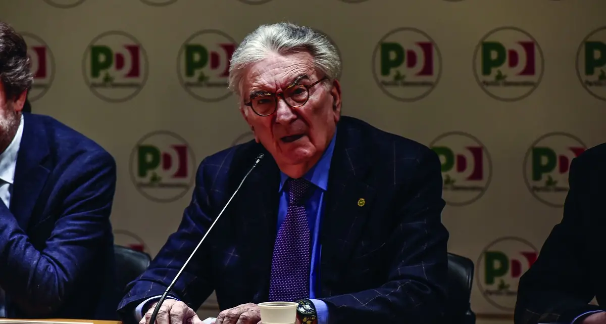 Pasquino su Giorgia Meloni: «Una leader virtuosa ma anche fortunata. L’opposizione si svegli»