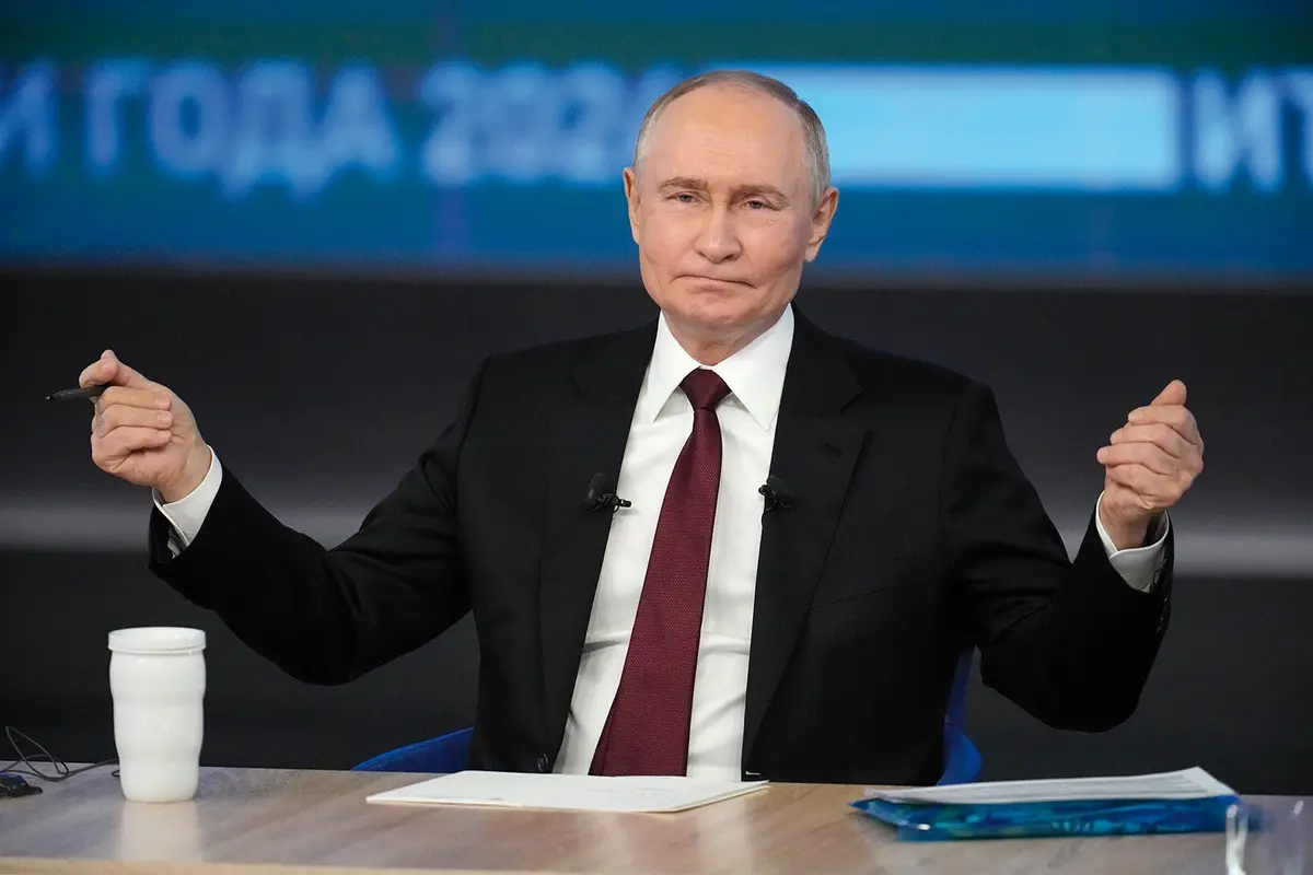 Russian President Vladimir Putin gestures while speaking during his annual news conference and call-in show at Gostinny Dvor in Moscow, Russia, Thursday, Dec. 19, 2024. (AP Photo/Alexander Zemlianichenko) Associated Press/LaPresse , APN