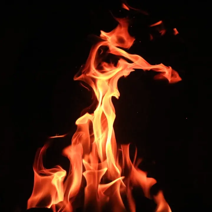 Siculiana, in fiamme l’auto di un avvocato: indagini in corso