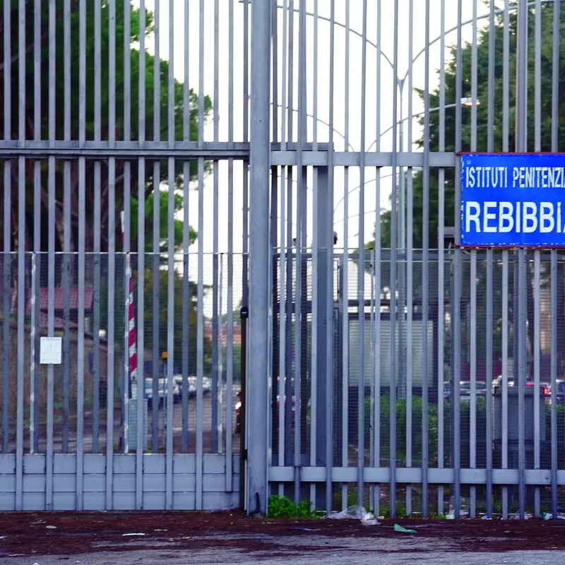 Costretti a condividere la cella singola perché gay: l’ultima follia a Rebibbia