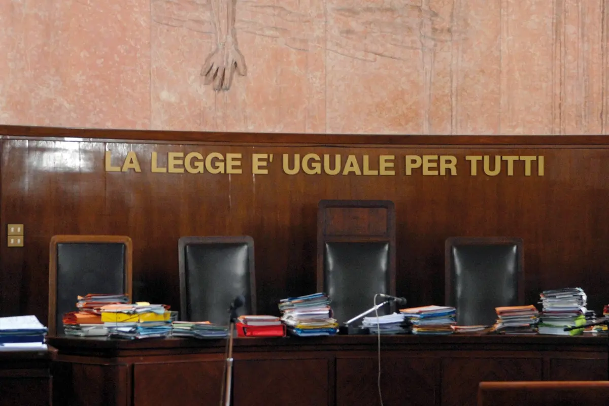 AULA TRIBUNALE LA LEGGE E\\' UGUALE PER TUTTI FASCICOLI FALDONI PROCESSO