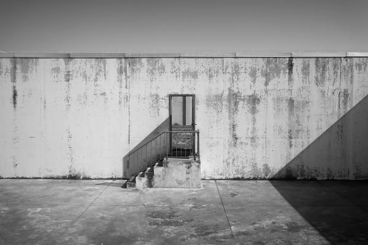 Il carcere la Dozza di Bologna, sezione femminile. Un particolare del \"passeggio\": la \"zona grigia\" dove le detenute possono stare qualche ora all\\'aperto. Foto di Massimo Berruti