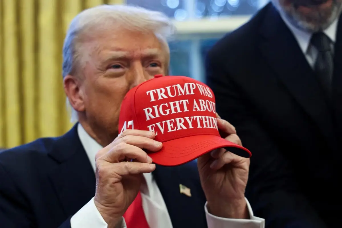 DONALD TRUMP PRESIDENTE USA CON IL CAPPELLO MAGA TRUMP WAS RIGHT ABOUT EVERYTHING , IMAGOECONOMICA