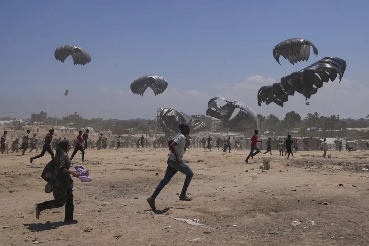 Paracadutati a Gaza altri aiuti umanitari , APN