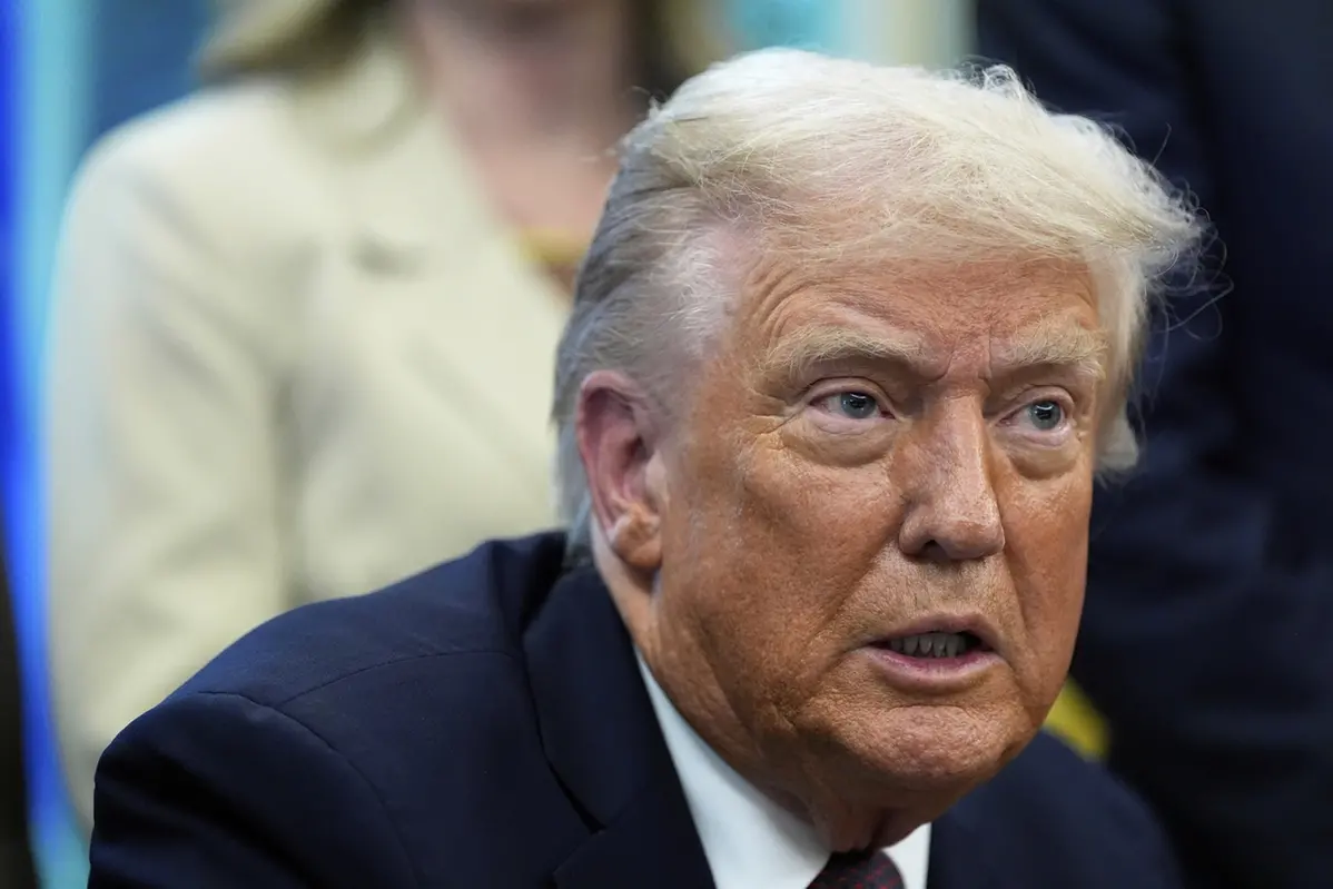 Donald Trump firma ordini esecutivi nello Studio Ovale , APN