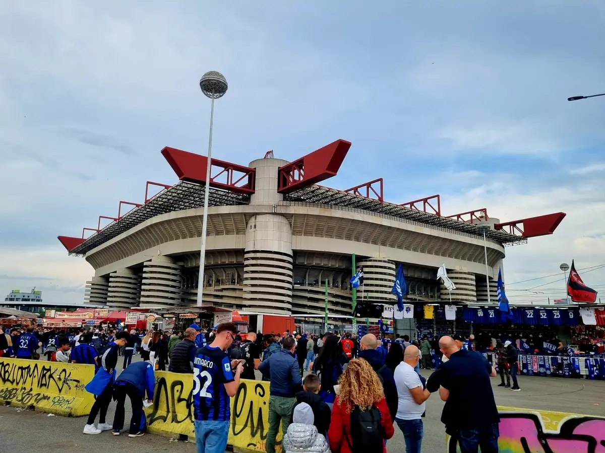 DERBY COPPA ITALIA MIALN INTER STADIO SAN SIRO BANDIERE TIFOSI