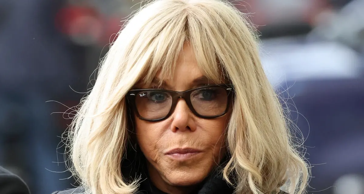 Bufera su Brigitte Macron: le sue parole contro le femministe diventano un caso