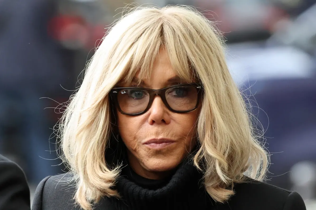 French President\\'s wife Brigitte Macron arrives ahead of the ceremony outside \"La Belle Equipe\" bar, Thursday Nov. 13, 2025 in Paris as part of ceremonies marking the 10th anniversary of terrorist attacks that killed 132 people and injured hundreds. (Ludovic Marin, Pool photo via AP) Associate Press/ LaPresse Only Italy and Spain , APN