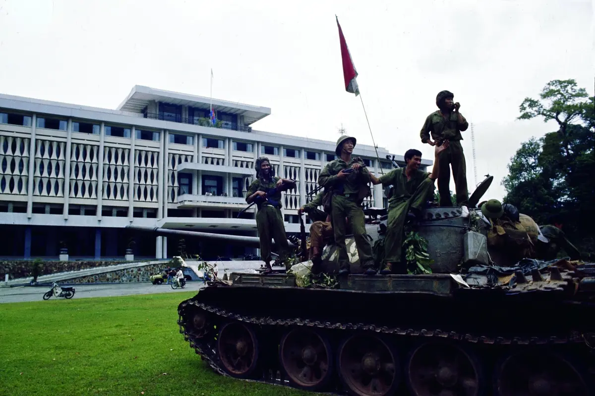 File- Victorious North Vietnamese troops aboard a tank take a position outside Independence Palace in Saigon, April 30, 1975, the day the South Vietnamese government surrendered, ending the Vietnam War. Communist flags fly from the palace and the tank. (AP Photo/Yves Billy, File) Associated Press/LaPresse , APN
