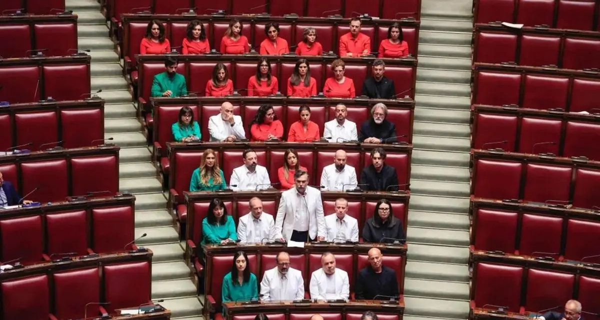 Avs segnala il governo alla Cpi, i pentastellati in aula vestiti per Gaza