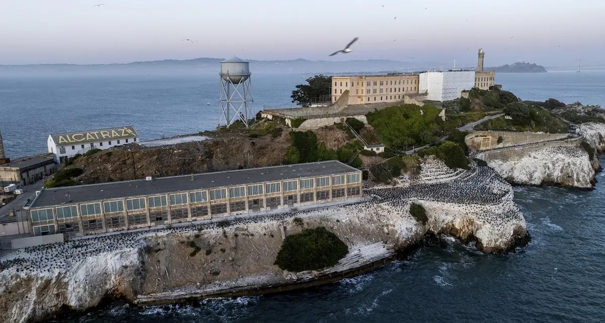 Donald Trump ordina la riapertura di Alcatraz: il famigerato carcere tornerà ad ospitare i criminali più pericolosi