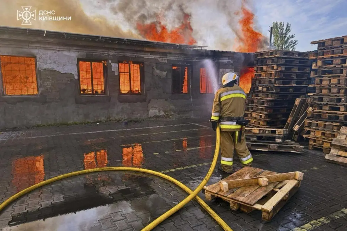 Zelensky: «Raid russi in tutta l’Ucraina, colpite abitazioni civili». Uccise due persone a Cernovcy