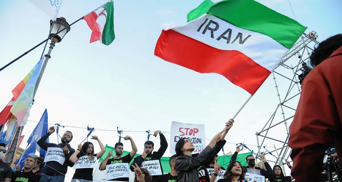 Iran, eseguita in pubblico l’impiccagione dell’uomo condannato per lo stupro e l’omicidio di una minore