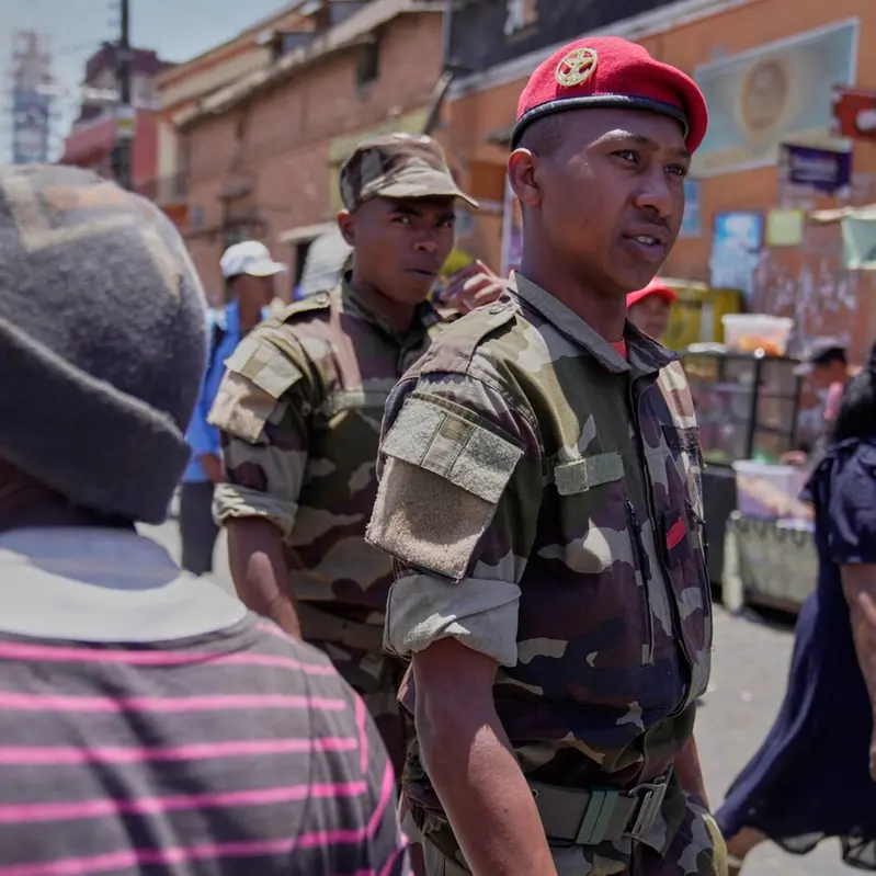 Madagascar, il colonnello Randrianirina giura come presidente: la Sadc invia una missione per mediare la crisi