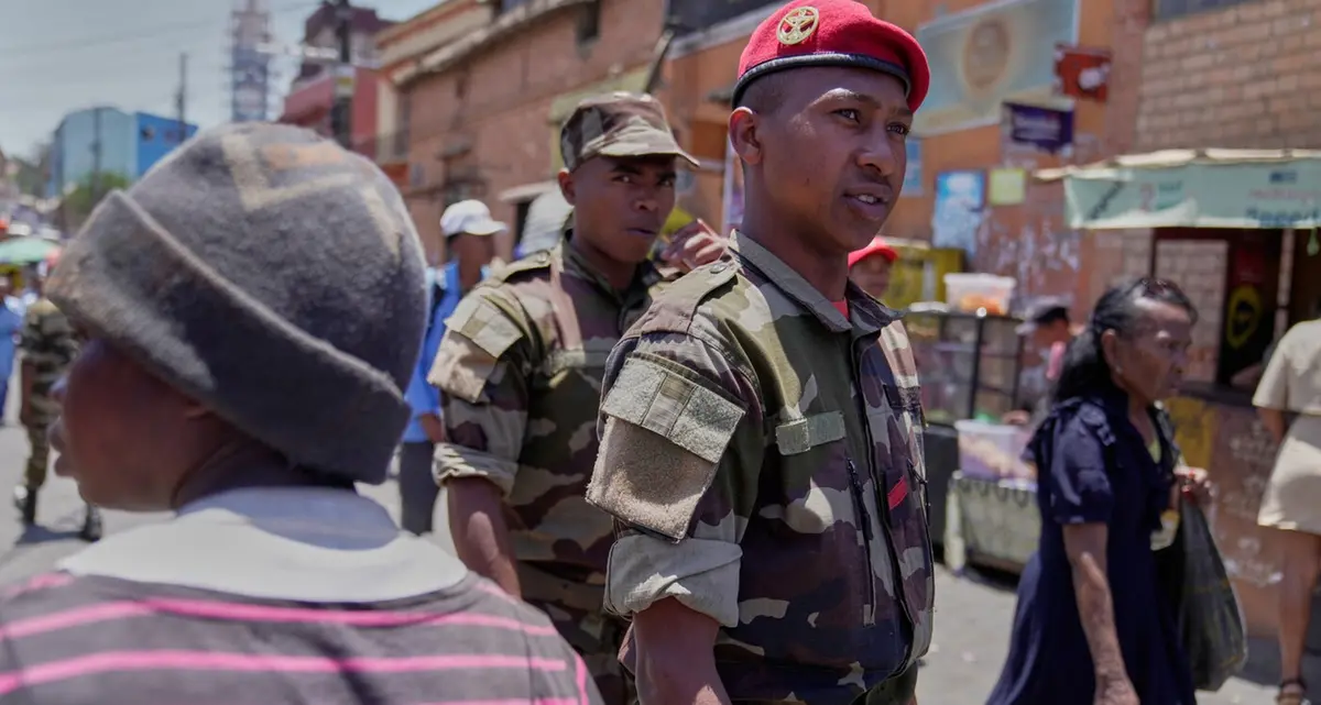 Madagascar, il colonnello Randrianirina giura come presidente: la Sadc invia una missione per mediare la crisi