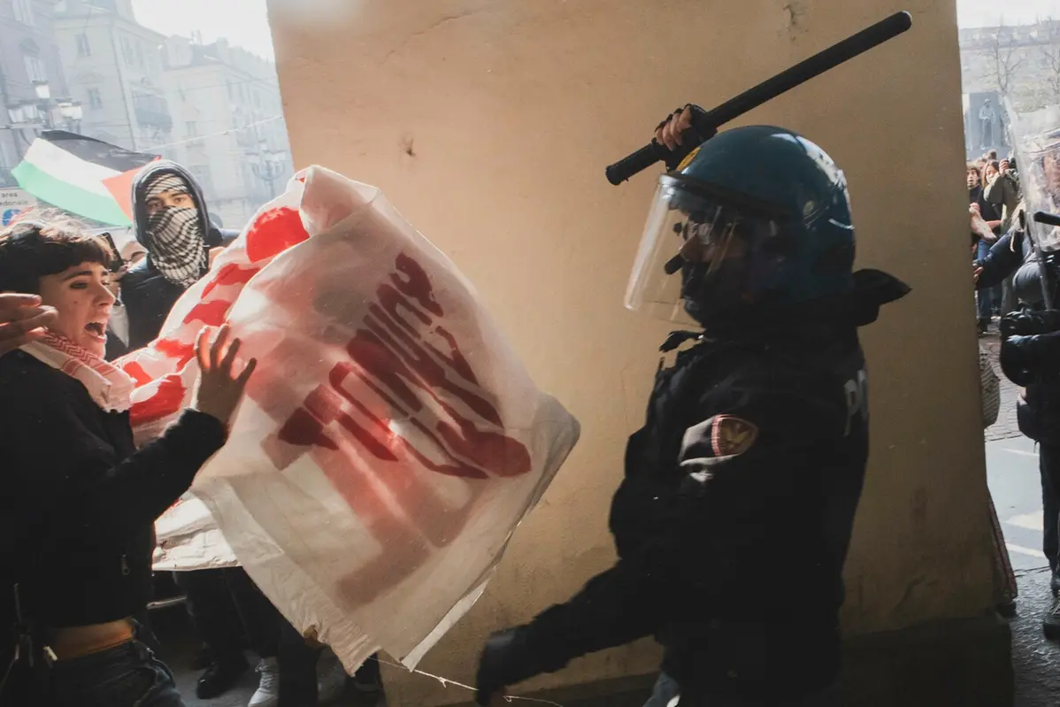 Gli studenti raggiungendo la Prefettura di Piazza Castello, dove sono avvenute alcune tensioni con la polizia. Torino, Italia - Venerd&#xec;, 15 Novembre 2024 - Cronaca - ( Foto Andrea Alfano / LaPresse )Students reach Prefecture in Piazza Castello, where there were little clashes between with police. Turin, Italy - Friday, November 15, 2024 - News - ( Photo Andrea Alfano / LaPresse )