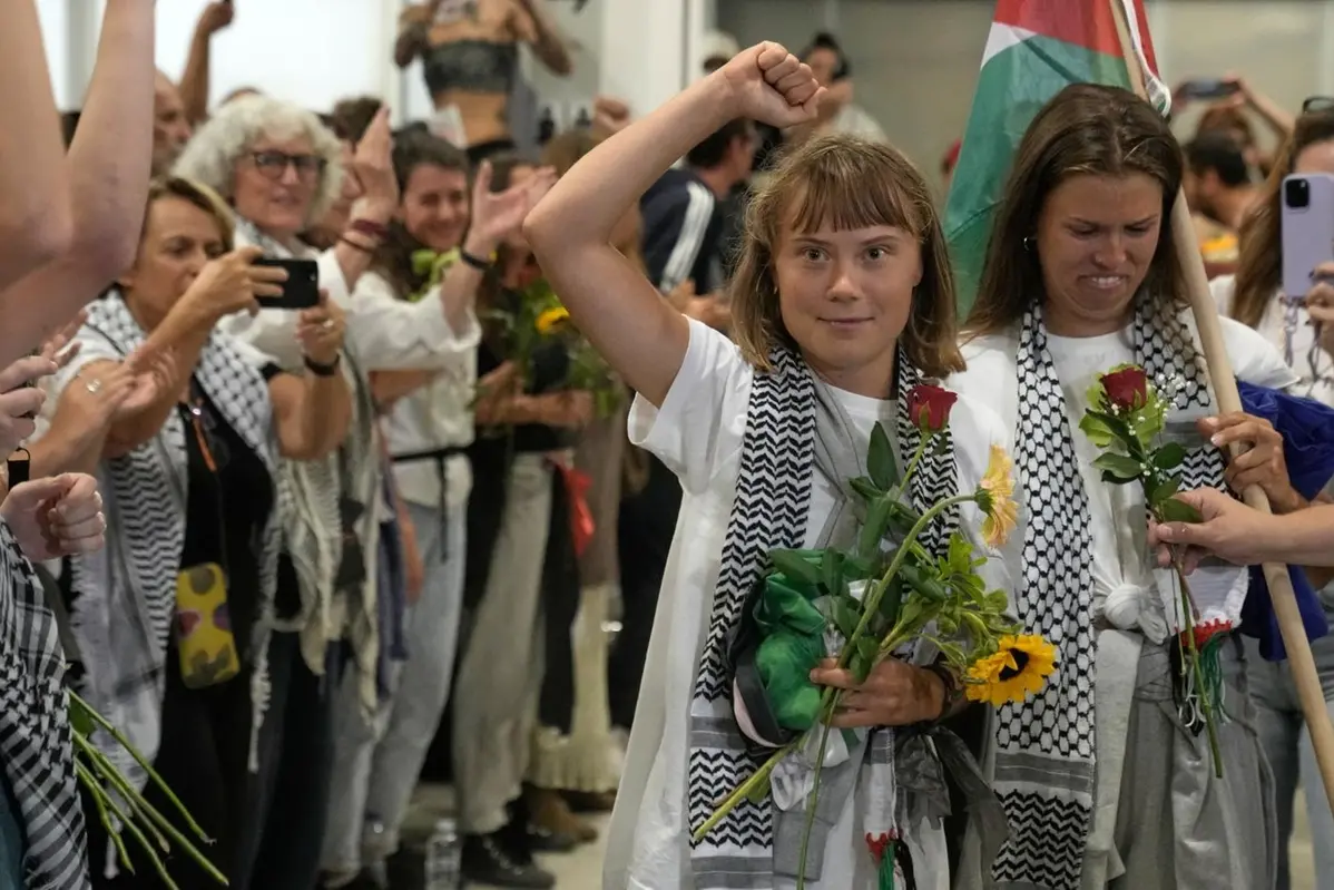 Greta Thunberg e altri componenti della Sumud Flotilla arrivano all\\'aeroporto di Atene dopo essere stati espulsi da Israele , APN