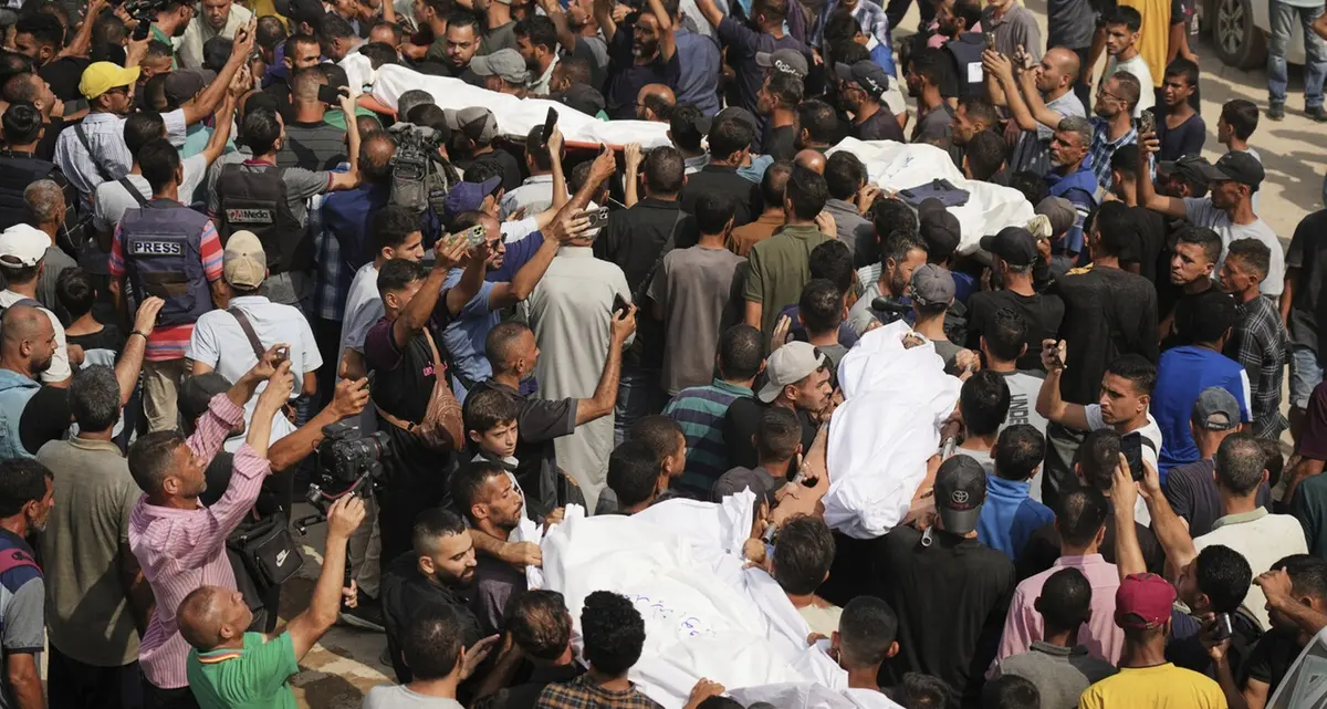 Gaza, almeno 12 morti nella Striscia. Polemiche per l’espulsione di un sacerdote: sale la tensione tra Italia e Israele