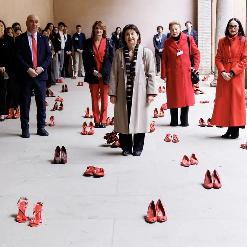 Mattarella: «La parità è ancora lontana e la violenza corre anche online»