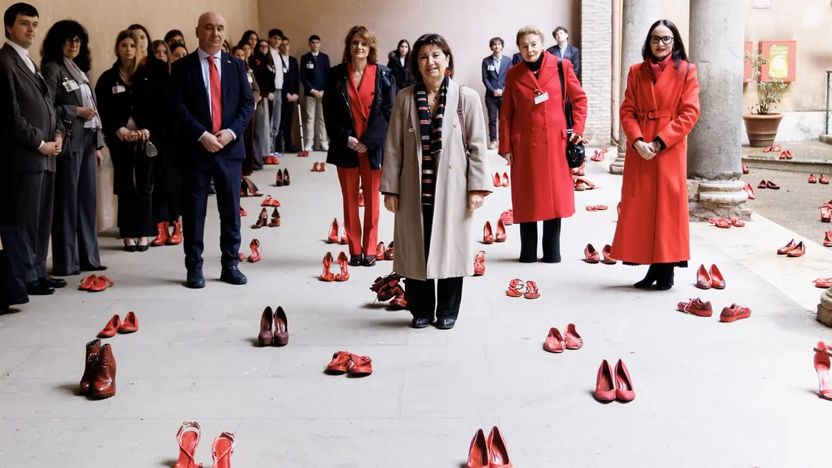 Mattarella: «La parità è ancora lontana e la violenza corre anche online»