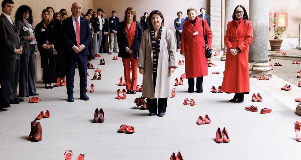 Mattarella: «La parità è ancora lontana e la violenza corre anche online»