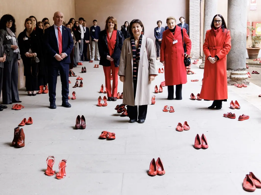 Mattarella: «La parità è ancora lontana e la violenza corre anche online»