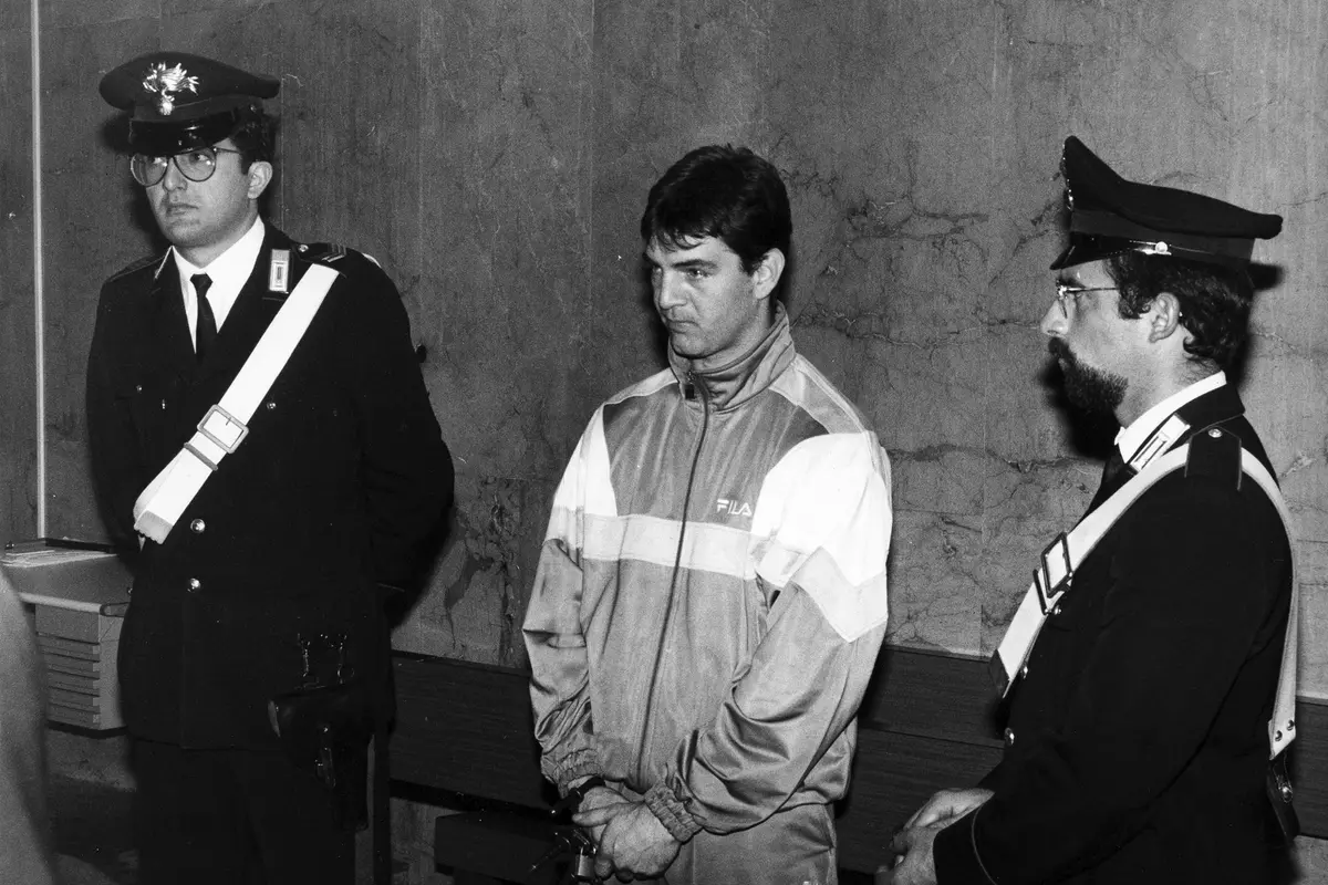©lapressearchivio storicovarie3-11-1993Vincenzo Scarantinonella foto: Vincenzo Scarantino in manette durante il processo che lo vede accusato di aver procurato la vettura imbottita di tritolo poi fatta esplodere in via D'AmelioBUSTA 7443