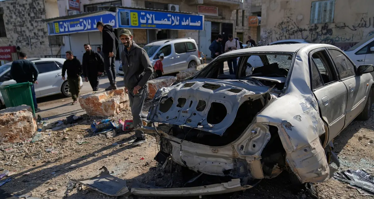 Cisgiordania, 43 arresti all’alba: morto in custodia un giovane palestinese