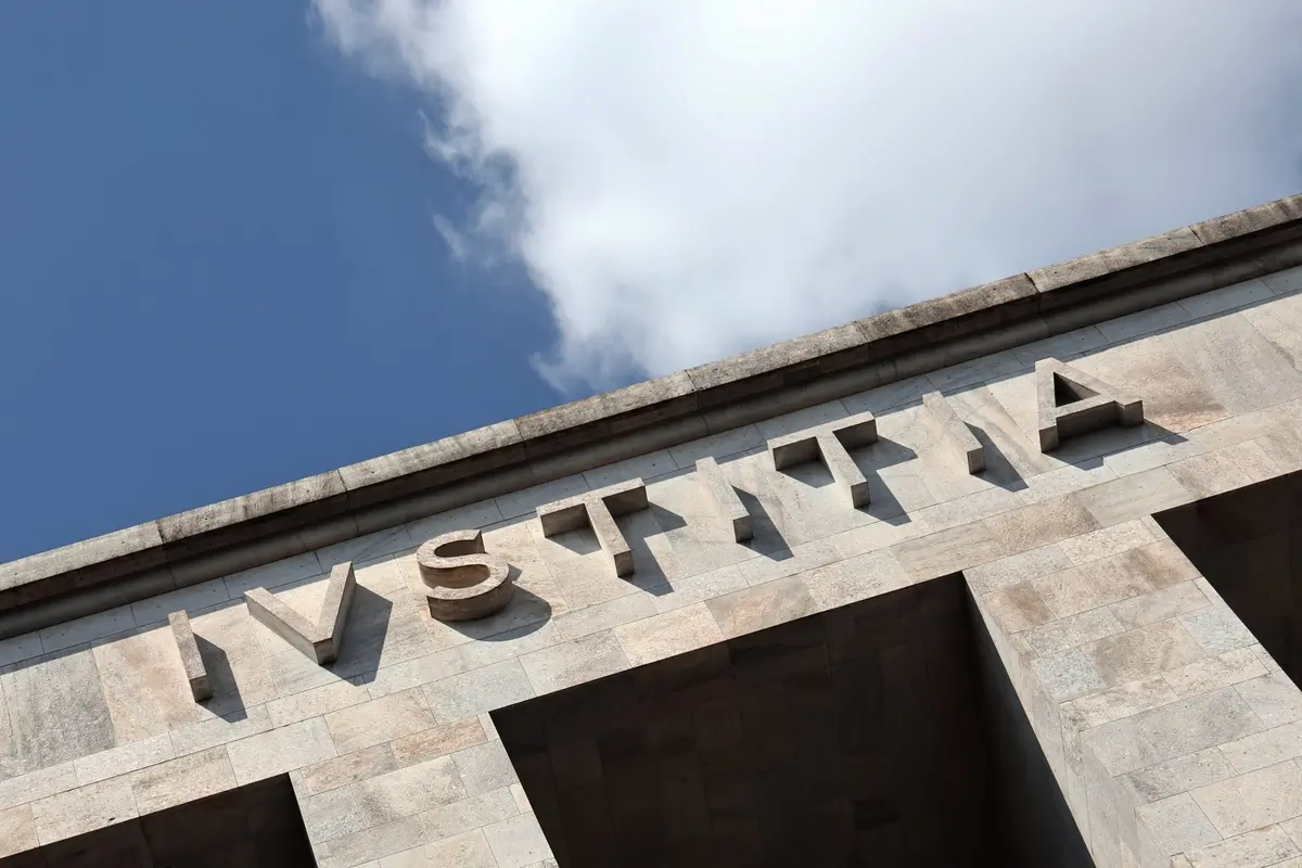 ESTERNO TRIBUNALE MILANO ISCRITTA INSEGNA GIUSTIZIA , IMAGOECONOMICA