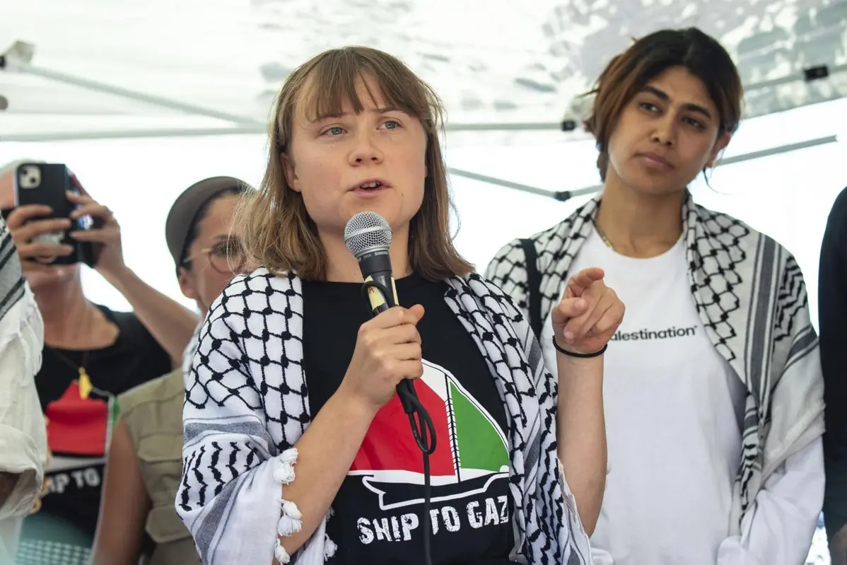 Climate activist Greta Thunberg with other activists from a human rights organization meets with journalists in Catania, Italy, Sunday, June 1, 2025, ahead of their departure for the Mideast. (AP Photo/Salvatore Cavalli) , APN