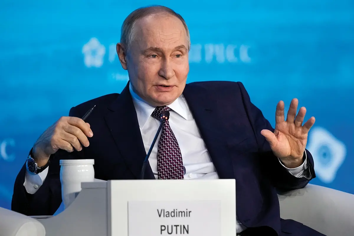 Russian President Vladimir Putin gestures while speaking at a Technology Forum in Moscow in Moscow, Russia, Friday, Feb. 21, 2025. (AP Photo/Pavel Bednyakov) Associated Press/LaPresse , ap