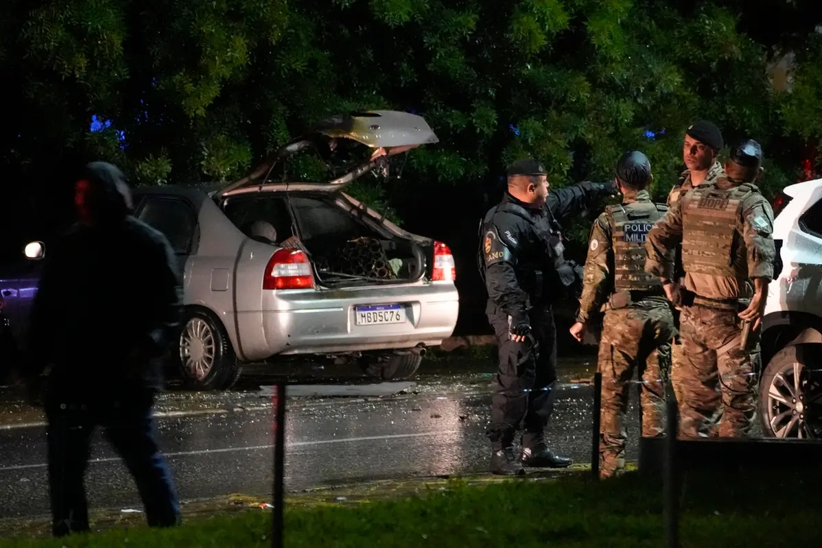 La polizia ispeziona un veicolo fuori dalla Corte Suprema di Brasilia, Brasile, a seguito di un\\'esplosione , APN