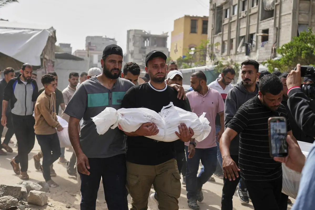 Padre con figlio in braccio morto durante gli attacchi di Israele su Gaza , APN