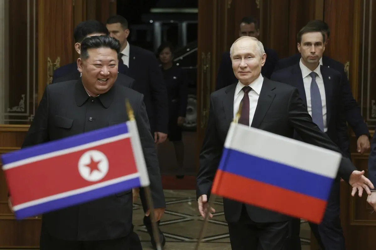 Il presidente russo Vladimir Putin e il leader della Corea del Nord Kim Jong Un sorridono durante il loro incontro all\\'aeroporto internazionale di Pyongyang Sunan, fuori Pyongyang, Corea del Nord