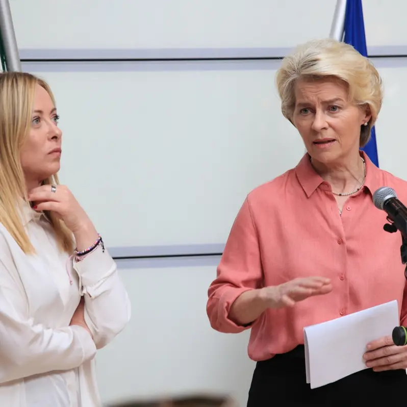 La mozione anti-Ursula che imbarazza la premier e stuzzica i pentastellati