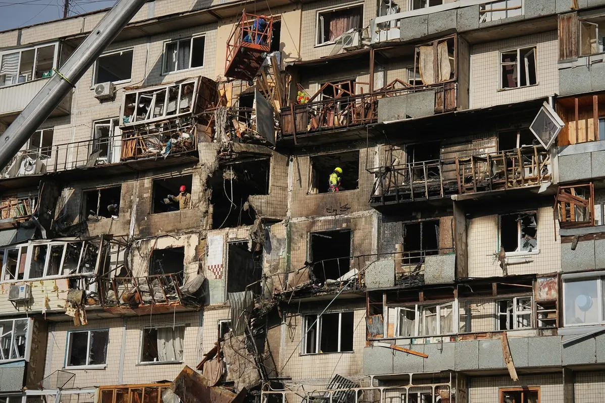 Rescuers work on the scene of a building damaged after a Russian attack in Kyiv, Ukraine, on Friday, Nov. 14, 2025. (AP Photo/Efrem Lukatsky) Associate Press/ LaPresse Only Italy and Spain , APN