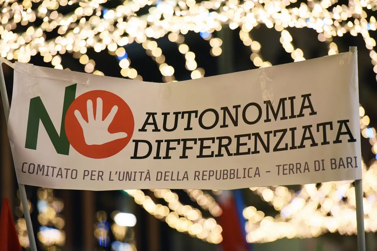 STRISCIONE CONTRO L\\'AUTONOMIA DIFFERENZIATA , IMAGOECONOMICA