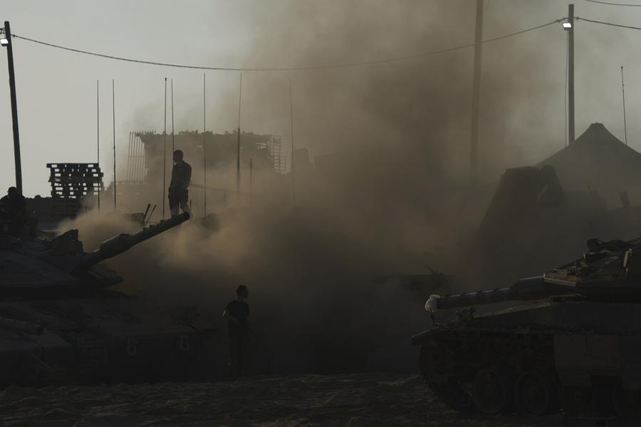Izraelski tanki napadli šotore prebežnikov v Gazi, ubitih najmanj 13 ljudi