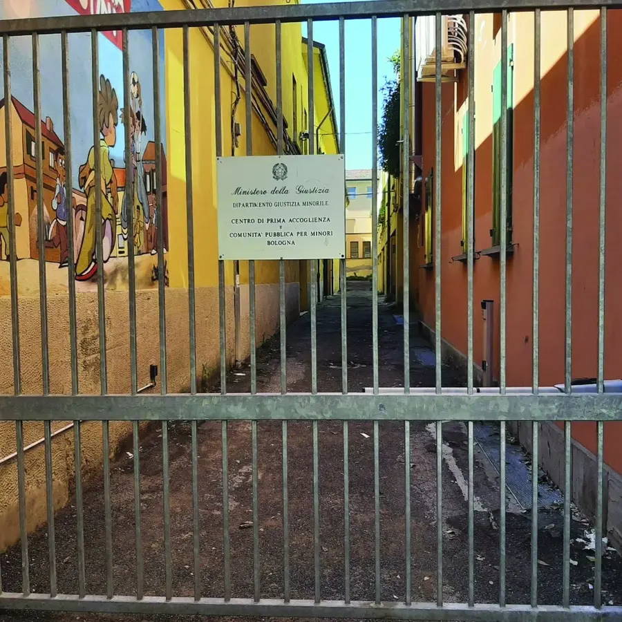 Senza luce né materasso: cinque giorni d’inferno per un ragazzino nell’Ipm di Bologna
