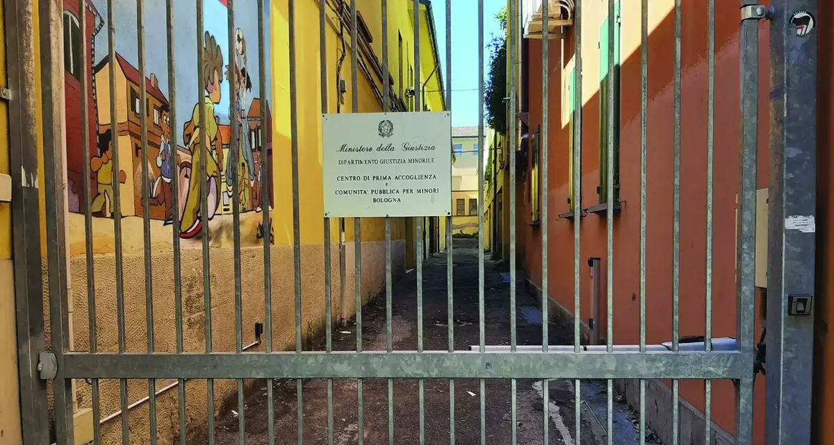 Senza luce né materasso: cinque giorni d’inferno per un ragazzino nell’Ipm di Bologna