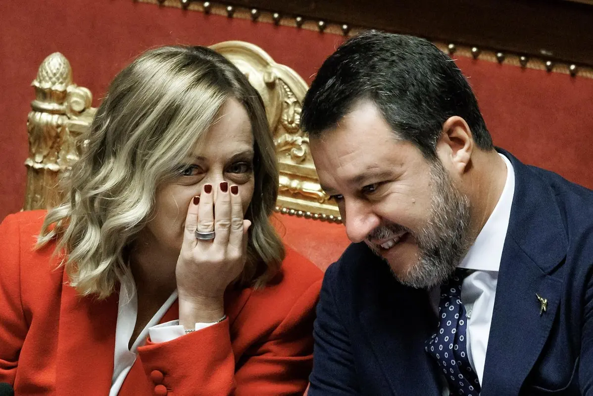 La presidente del Consiglio Giorgia Meloni e il ministro delle Infrastrutture Matteo Salvini nell\\u2019aula del Senato