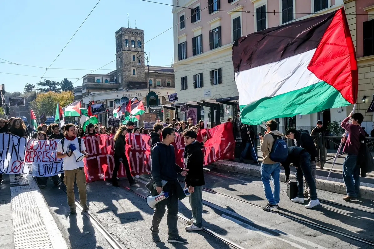 manifestazione &#x2018; No Meloni Day&#x2019; indetta dalle organizzazioni studentesche di sinistra. Roma, Venerd&#xec; 15 Novembre 2024 (foto Mauro Scrobogna / LaPresse) demonstration &#x2018;No Meloni Day&#x2019; called by left-wing student organizations. Rome, Friday November 15, 2024. (Photo by Mauro Scrobogna / LaPresse)